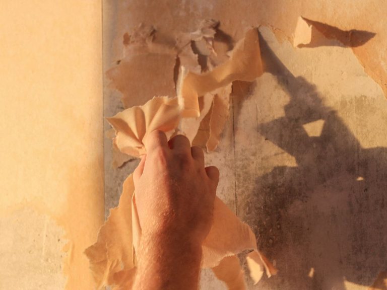 Say Goodbye to Wall Damage Expert Tips for Safe Wallpaper Removal
